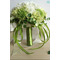Grüne und weiße Match Ball Seide Chrysantheme Braut hält Blumen - Seite 1