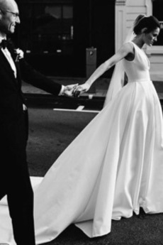 Satiniert Elegante Tiefer V-Ausschnitt A Linie Hochzeitskleid